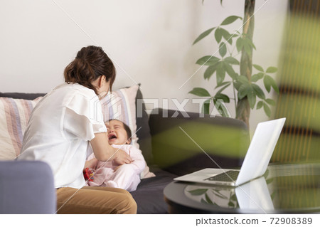 一個安慰哭泣的孩子的女人 72908389