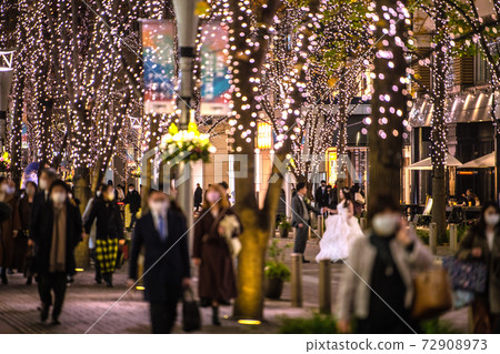 Tokyo cityscape in Japan ... Infection and explosion in the city. Still, there are people, people, people in Marunouchi Illumination ... = December 23 72908973