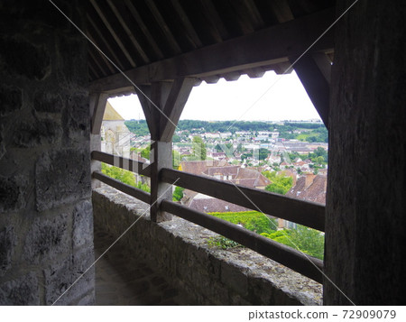 從世界遺產法國普羅旺·塞薩爾大廈的視圖 從世界遺產法國普羅旺·塞薩爾大廈的視圖 72909079