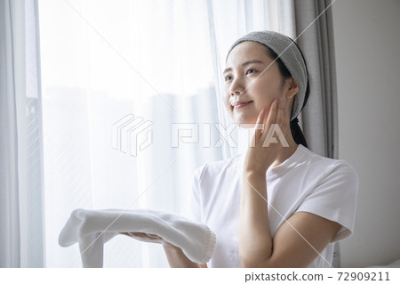 日本年輕女性在房間裡做皮膚護理 日本年輕女性在房間裡做皮膚護理 72909211
