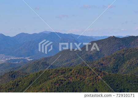The mountains of Tamba where structures such as radio towers and reflectors can be seen from the top of the ruins of Kanayama Castle in Tamba City. The mountains of Tamba where structures such as radio towers and reflectors can be seen from the top of the ruins of Kanayama Castle in Tamba City. 72910171