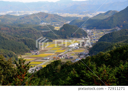 View the direction of Oyamaso from the mountain trail of Kanayama Castle Ruins in Tamba City according to the display board 72911271