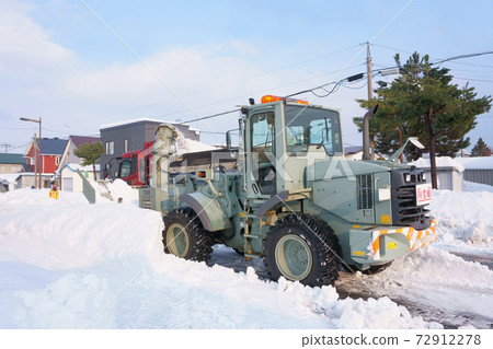 旋轉除雪車的除雪工作 照片素材 圖片 圖庫