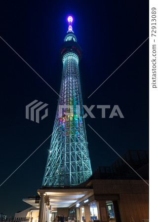 抬頭看著東京空町照亮的東京天空樹 抬頭看著東京空町照亮的東京天空樹 72913089