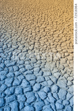 Dry soil 72916964