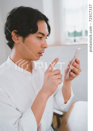 Smartphone 30's male home Smartphone 30's male home 72917337