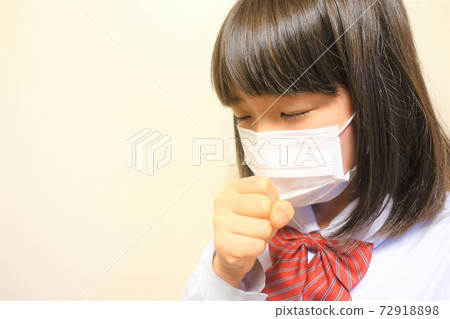 女孩戴著口罩，不適，咳嗽，發燒 72918898