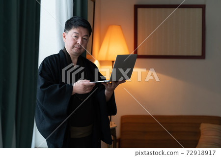 男社長業務中間和服學習 男社長業務中間和服學習 72918917