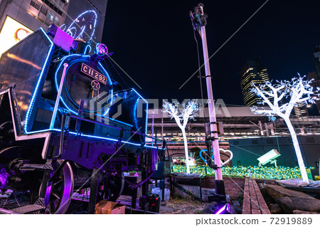 日本的東京城市景觀新橋站前的SL視圖和汐留的摩天大樓= 12月23日 72919889