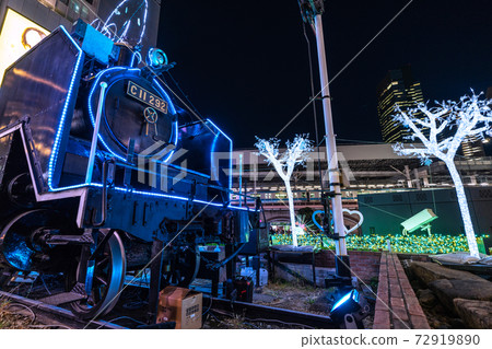 日本的東京城市景觀新橋站前的SL視圖和汐留的摩天大樓= 12月23日 72919890