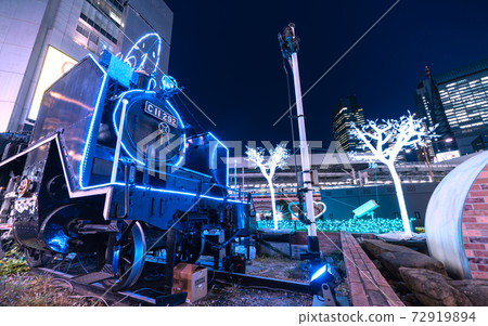 日本的東京城市景觀新橋站前的SL視圖和汐留的摩天大樓= 12月23日 72919894