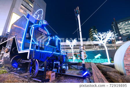 日本的東京城市景觀新橋站前的SL視圖和汐留的摩天大樓= 12月23日 72919895