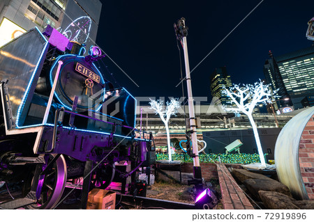 日本的東京城市景觀新橋站前的SL視圖和汐留的摩天大樓= 12月23日 72919896