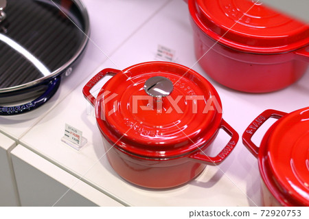 Red pot Red pot 72920753