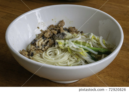 The close up of Taiwan homemade minced pork with mushroom sauce noodles,  Taiwanese traditional dry noodles food on wooden table. 72920826