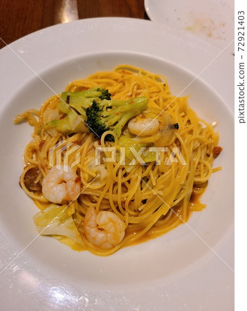Shrimp and broccoli pasta 72921403