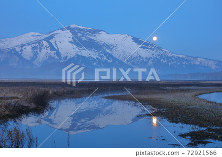 Full moon and reflection on Mt. Shibutsu where snow accumulates Full moon and reflection on Mt. Shibutsu where snow accumulates 72921566