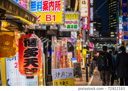 日本東京的城市景觀,Corona的大師級作品。新橋一間酒吧。新的電暈繼續蔓延... = 12月23日 日本東京的城市景觀,Corona的大師級作品。新橋一間酒吧。新的電暈繼續蔓延... = 12月23日 72922183