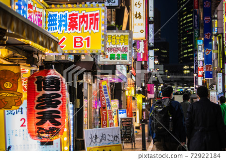 日本東京的城市景觀,Corona的大師級作品。新橋一間酒吧。新的電暈繼續蔓延... = 12月23日 日本東京的城市景觀,Corona的大師級作品。新橋一間酒吧。新的電暈繼續蔓延... = 12月23日 72922184