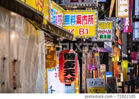 日本東京的城市景觀,Corona的大師級作品。新橋一間酒吧。新的電暈繼續蔓延... = 12月23日 日本東京的城市景觀,Corona的大師級作品。新橋一間酒吧。新的電暈繼續蔓延... = 12月23日 72922185