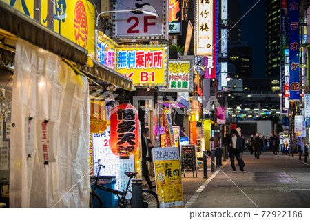 日本東京的城市景觀,Corona的大師級作品。新橋一間酒吧。新的電暈繼續蔓延... = 12月23日 日本東京的城市景觀,Corona的大師級作品。新橋一間酒吧。新的電暈繼續蔓延... = 12月23日 72922186