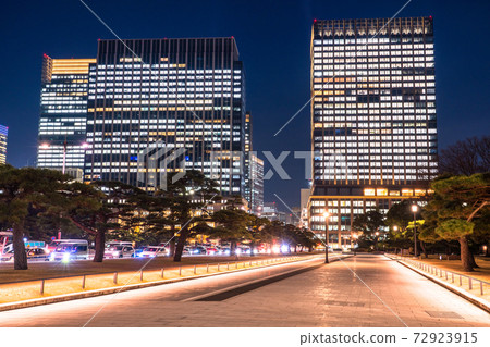 《東京》皇宮外苑丸之內辦公區夜景 72923915