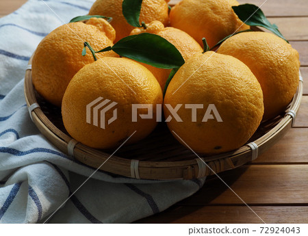 濟州 Hallabong,籃子裡的新鮮有機水果 濟州 Hallabong,籃子裡的新鮮有機水果 72924043