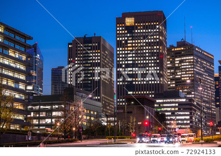 《東京》政府辦公區霞澄的夜景 《東京》政府辦公區霞澄的夜景 72924133