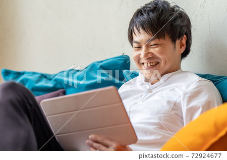 男人喜歡在家中觀看視頻流 男人喜歡在家中觀看視頻流 72924677