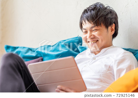 男人在家裡享受視頻 72925146