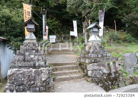一個石燈籠,上面寫著愛宕山(Atagoyama)字樣,每個燈籠都位於丹波筱山市(Tamba Shinoyama City)一側的金山城遺址入口處,那裡有許多寺廟。 一個石燈籠,上面寫著愛宕山(Atagoyama)字樣,每個燈籠都位於丹波筱山市(Tamba Shinoyama City)一側的金山城遺址入口處,那裡有許多寺廟。 72925384
