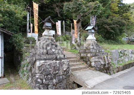 一個石燈籠，上面寫著愛宕山（Atagoyama）字樣，每個燈籠都位於丹波筱山市（Tamba Shinoyama City）一側的金山城遺址入口處，那裡有許多寺廟。 72925405