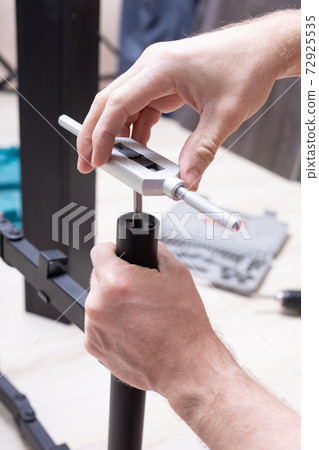 Mechanical hand Device for making threads in screw. Metalworking accessories. Threading in the hole 72925535