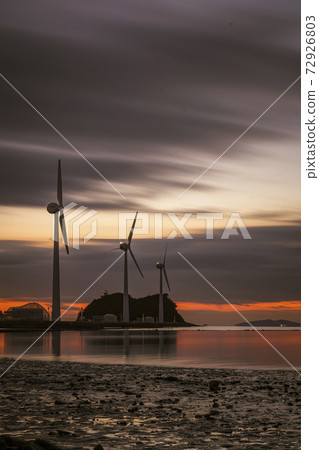 日落時坦多港的風力發電機 72926803