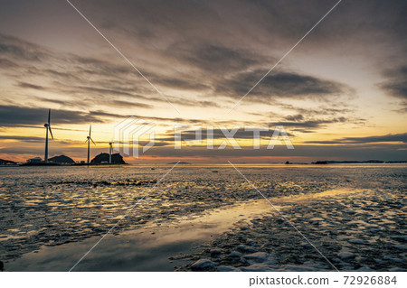 The vermilion sunset at Tando Port 72926884