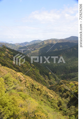 Looking toward Osakadanibashi from around Nanako Pass (Nakatosa Town, Takaoka District, Kochi Prefecture) 72929266