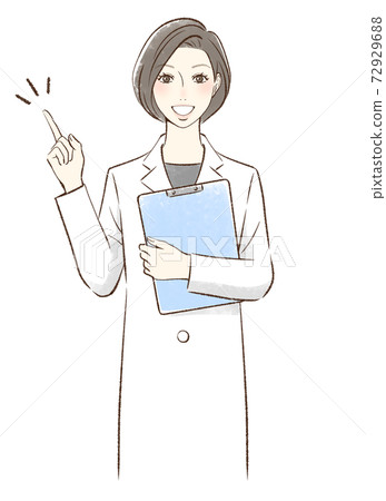 一個穿著白色長袍的女人，她的手指帶著微笑 72929688