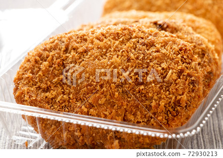 Menchi肉餅（碎肉餅）放在外賣容器中。 72930213