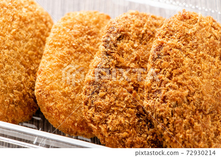 Menchi肉餅（碎肉餅）和炸丸子放在外賣容器中。 72930214