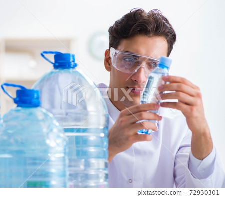 Lab assistant testing water quality 72930301