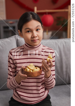 Asian Girl Choosing Fortune Cookie 72931326