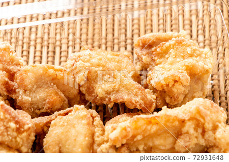 Takeout image. Deep-fried chicken in a clear plastic container. Takeout image. Deep-fried chicken in a clear plastic container. 72931648
