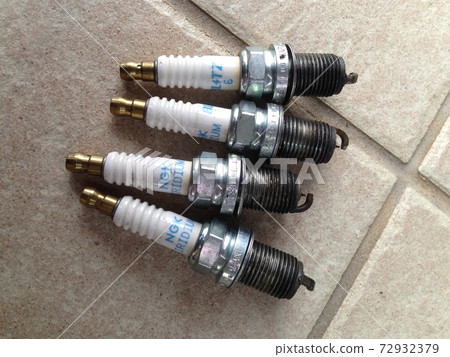 Replace the spark plugs regularly! Replace the spark plugs regularly! 72932379