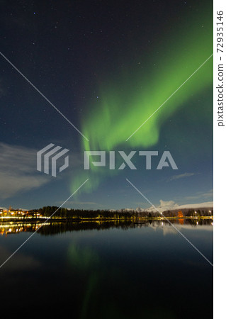 Let's see the northern lights in the city 72935146