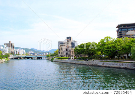 [廣島]初夏從和平紀念公園本安橋看到的原子彈圓頂 72935494