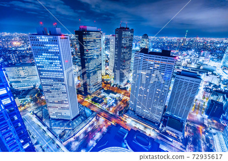 新宿兩旁的摩天大樓的夜景 新宿兩旁的摩天大樓的夜景 72935617
