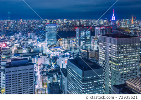 Night view of Shinjuku lined with skyscrapers Night view of Shinjuku lined with skyscrapers 72935621
