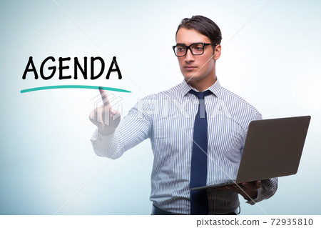 Businessman preparing the agenda for meeting 72935810