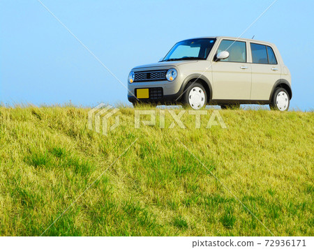 輕型車停在小山上 輕型車停在小山上 72936171