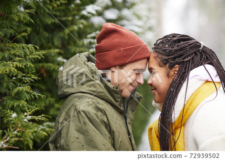 Loving couple in winter 72939502